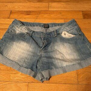 Liquid size 9 raw edge jean short